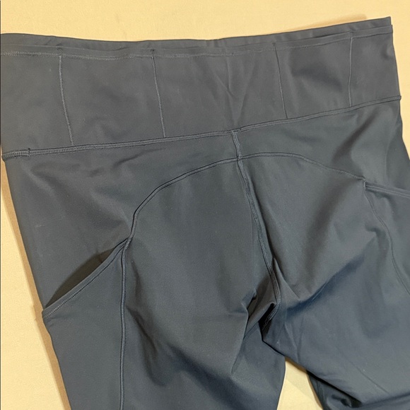 Lululemon Size 18 High Rise Cropped Leggings Navy Blue Athleisure Yoga Pants - Picture 8 of 9